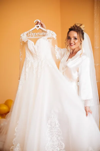 Braut Weißen Kleid Posiert Während Der Vorbereitungen Für Die Hochzeitszeremonie — Stockfoto