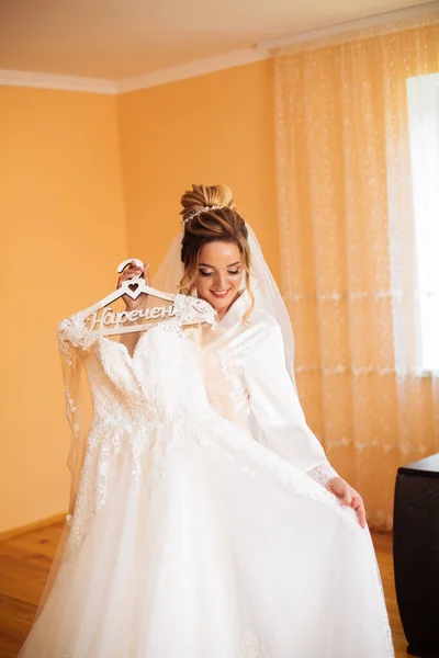 Pengantin Dalam Gaun Putih Berpose Saat Mempersiapkan Untuk Upacara Pernikahan — Stok Foto