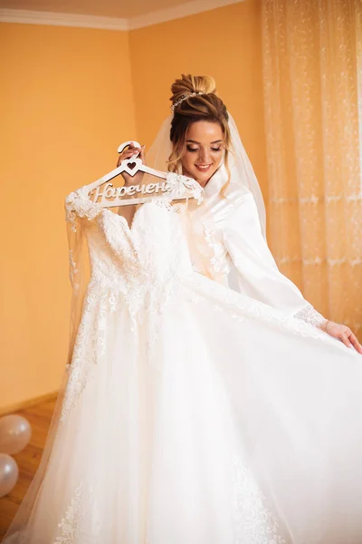 Novia Vestido Blanco Posando Mientras Prepara Para Ceremonia Boda — Foto de Stock