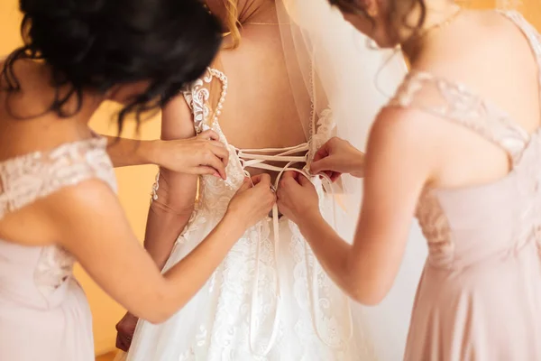 Noiva Vestido Branco Posando Enquanto Prepara Para Cerimônia Casamento — Fotografia de Stock