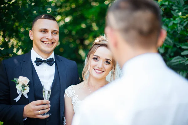 Folk Håller Handglasögon Med Vitt Vin Bröllopsfest Vänner Skålar Med — Stockfoto