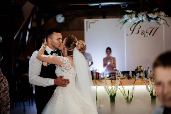 Hochzeitsfeier Der Bräute Eleganten Restaurant Mit Wunderbarem Licht Und Atmosphäre — Stockfoto