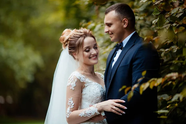 Casal Recém Casado Damas Honor Padrinhos Divertindo Livre — Fotografia de Stock