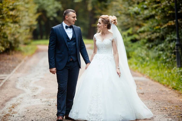 Matrimonio Giorno Bella Sposa Elegante Sposo Piedi Dopo Matrimonio Lusso — Foto Stock