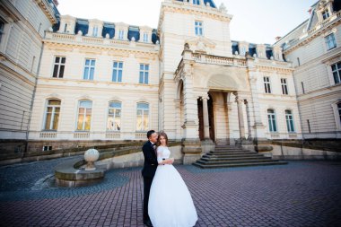 Gelin damat çifte evliliği seviyor.