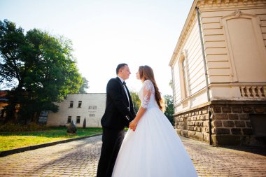 Gelin ve damat buketle dikiliyor