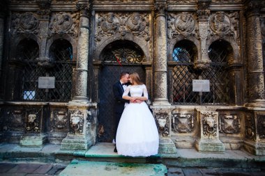 Gelin ve damat buketle dikiliyor