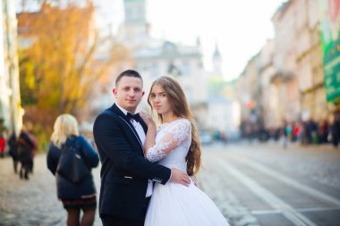 Kavak arka planda yeni evli bir çift.