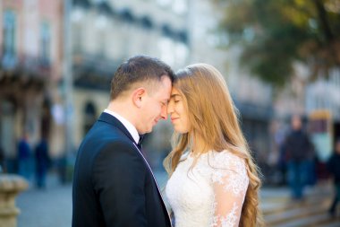 Gelin ve damat kaldırımlı caddede yürüyor