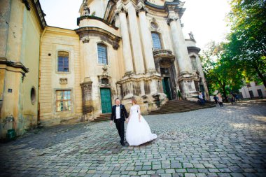 Mutlu gelin ve damat düğün gününü kutluyor