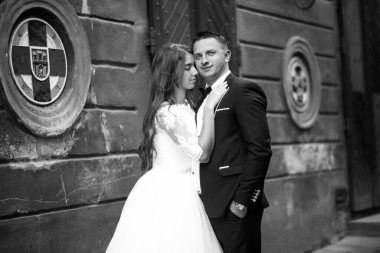 Kavak arka planda yeni evli bir çift.