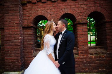 Kavak arka planda yeni evli bir çift.