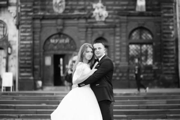白杨树背景的新婚夫妇 — 图库照片