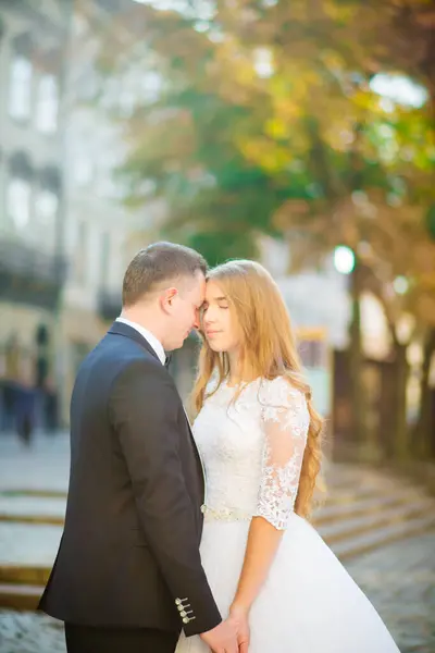 Casamento Apenas Casal Fundo Álamo — Fotografia de Stock