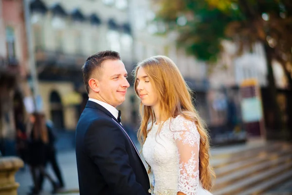 Mireasă Fericită Mire Sărbătorind Ziua Nunții — Fotografie, imagine de stoc