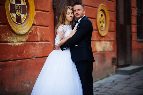 Novia Novio Caminando Por Calle Empedrada — Foto de Stock