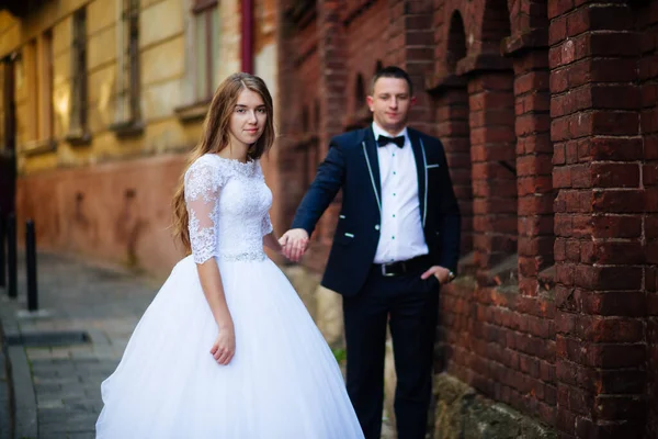 花束で花嫁と花婿 — ストック写真