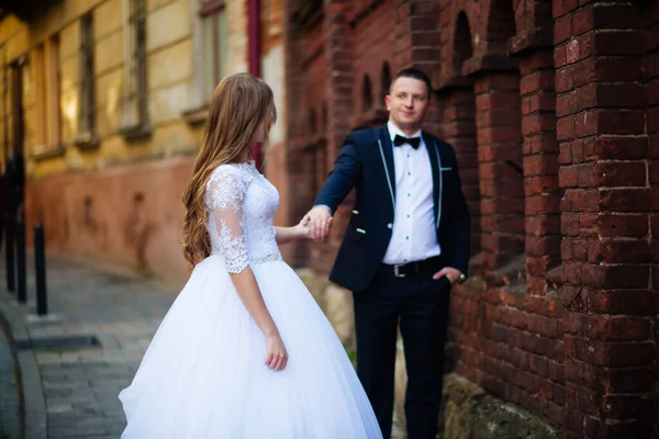 Bride Bridegroom Walking Cobbled Street — Stock Photo, Image