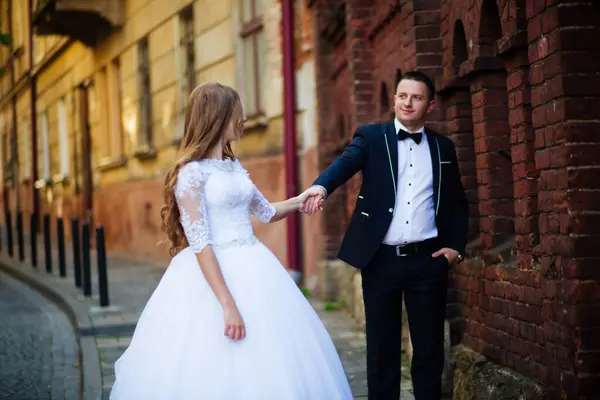 Casamento Apenas Casal Fundo Álamo — Fotografia de Stock