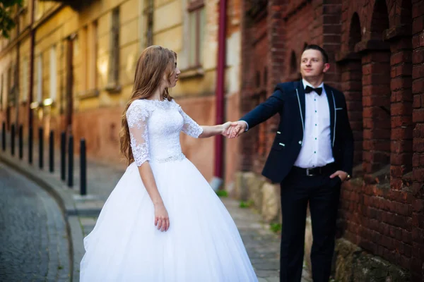Braut Und Bräutigam Mit Blumenstrauß — Stockfoto