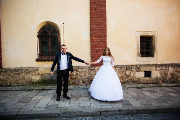 Bride Bridegroom Walking Cobbled Street — Stock Photo, Image