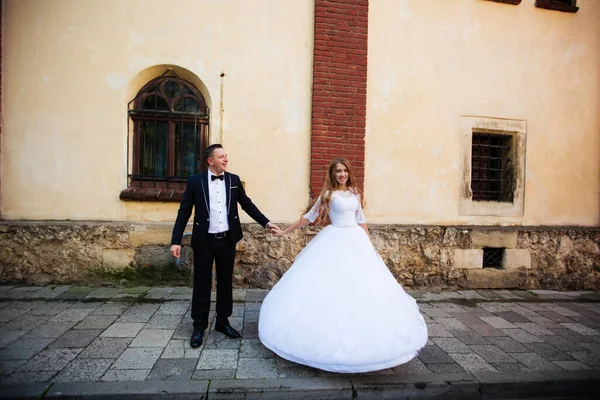 Bride Bridegroom Standing Bouquet — Stock Photo, Image