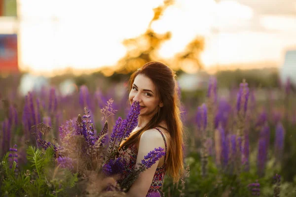 Menina Feliz Sorrindo Mãos Dadas Lavanda Foco Suave Close — Fotografia de Stock