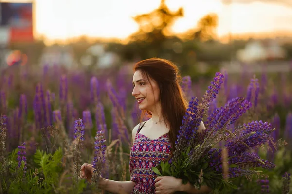 Belle Fille Dans Champ Lupin Fille Tenant Bouquet Lupins — Photo