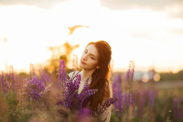 Beautiful Girl Lupine Field Girl Holding Bouquet Lupines — Stock Photo, Image