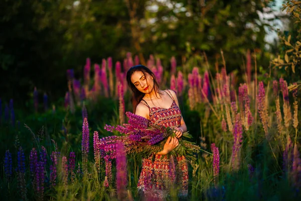 Brunette Flower Field Girl Holds Lupines Purple — Stock Photo, Image