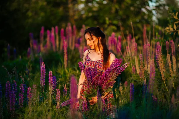 Flicka Färgad Klänning Håller Blommor Sina Händer — Stockfoto