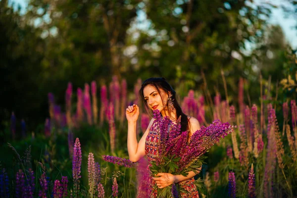 Feliz Jovencita Sonriendo Cogida Mano Lavanda Enfoque Suave Primer Plano — Foto de Stock