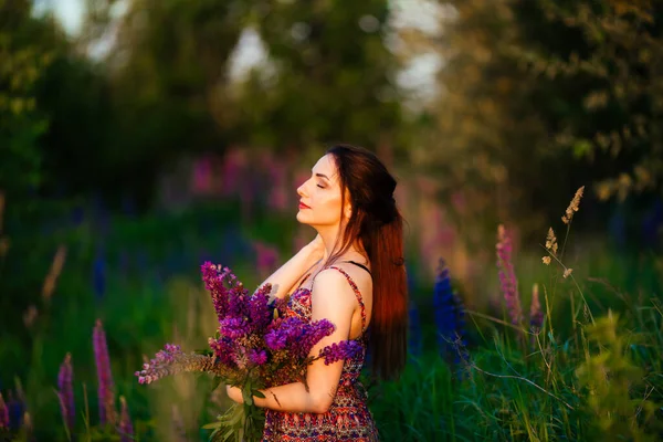 Mladá Dívka Stojí Poli Výhledem Levandulové Pole Usmívající Bezstarostný Kavkazský — Stock fotografie