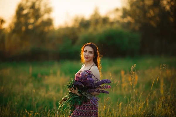 Pretty Young Woman Field Sunset Holding Flowers — Stock Photo, Image