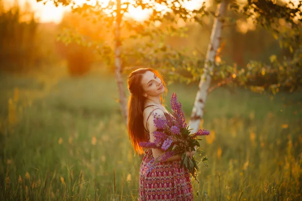 Jong Mooi Meisje Met Een Grote Bloem Met Paarse Lupine — Stockfoto