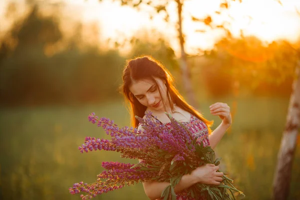 Meisje Een Gekleurde Jurk Houdt Bloemen Haar Handen — Stockfoto