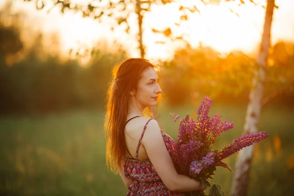 Felice Ragazza Sorridente Tenendosi Mano Lavanda Concentrazione Morbida Primo Piano — Foto Stock