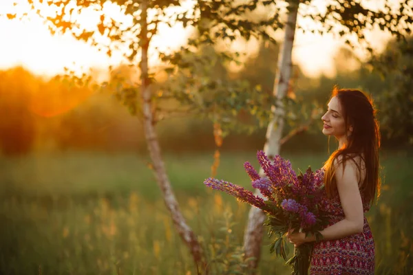 Brunette Een Bloem Veld Het Meisje Houdt Lupine Paars — Stockfoto