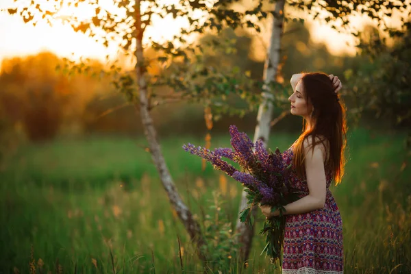 Цветы Женщина Ладонью Поле Светлое Вечернее Солнце — стоковое фото