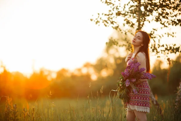 Flores Palma Mujer Campo Lit Sol Noche — Foto de Stock