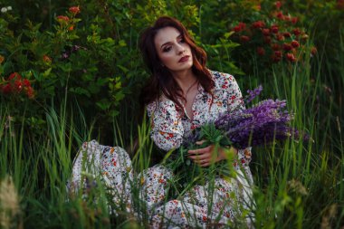 Güzel elbiseli, kahverengi saçlı hoş bir kız..