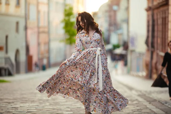 Esmer Lviv Sokaklarında Güzel Uzun Bir Elbiseyle Dans Ediyor — Stok fotoğraf