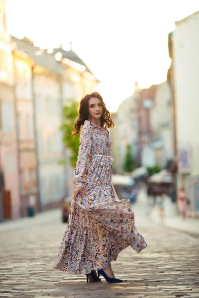 Belle Fille Fait Une Promenade Travers Ancienne Ville Des Lions — Photo