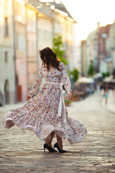 Menina Bonita Campo Flores Vestido Bonito — Fotografia de Stock