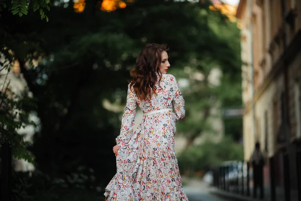 꽃밭에 여자는 연보라색을 — 스톡 사진