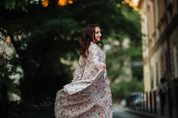 Esmer Lviv Sokaklarında Güzel Uzun Bir Elbiseyle Dans Ediyor — Stok fotoğraf