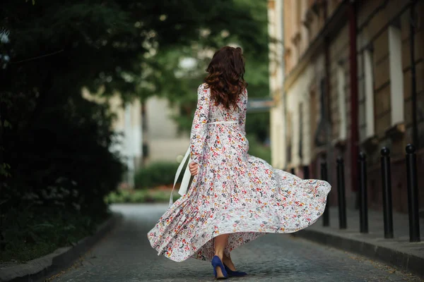 Hermosa Chica Caminando Calle Primavera Mujer Joven Disfrutando Del Clima — Foto de Stock