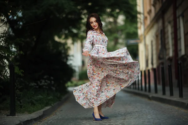 Brünette Tanzt Auf Den Straßen Von Lviv Einem Schönen Langen — Stockfoto