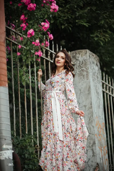 Menina Bonita Andando Rua Primavera Jovem Mulher Desfrutando Clima Primavera — Fotografia de Stock