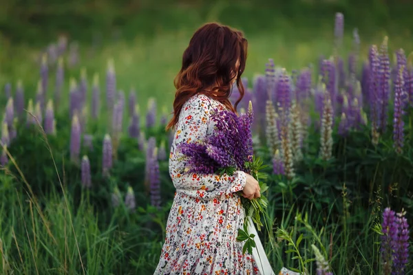 Девушка Красивом Парке Платье Цветок — стоковое фото